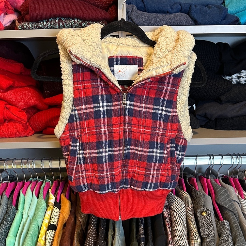 Papaya red/navy/white plaid faux sherpa hooded front zipper vest size S
